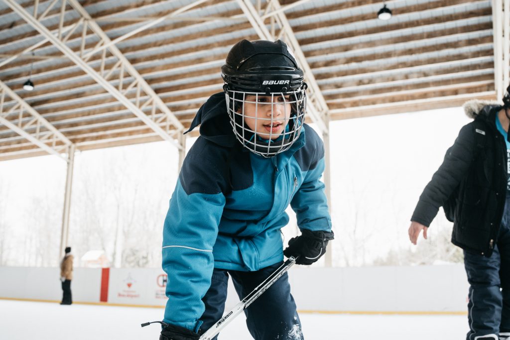 Photo enfant qui joue au hockey Base de plein air Bon départ