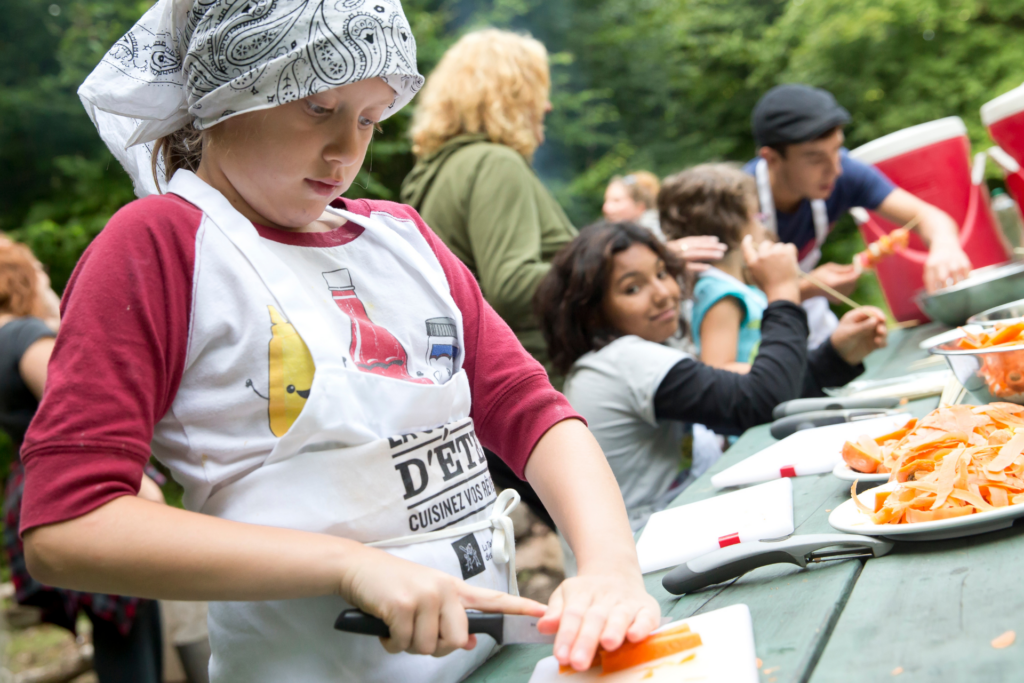 Jeune fille en train de découper des aliments