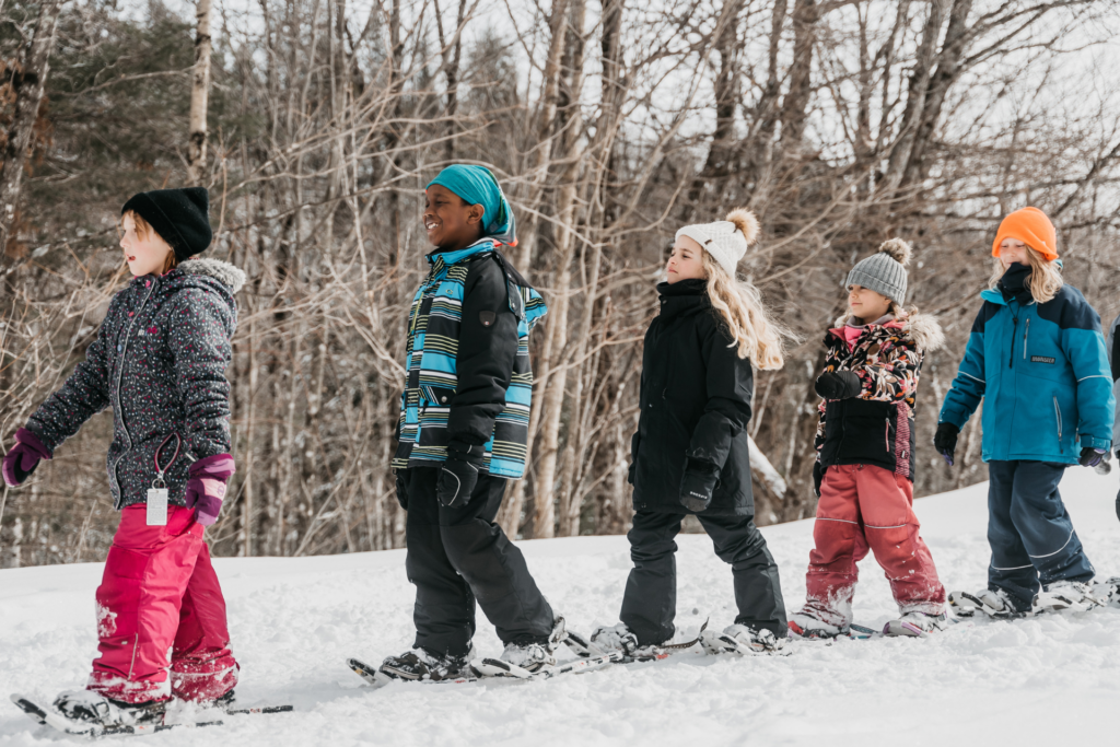 Enfants en raquette à la Base de plein air Bon départ