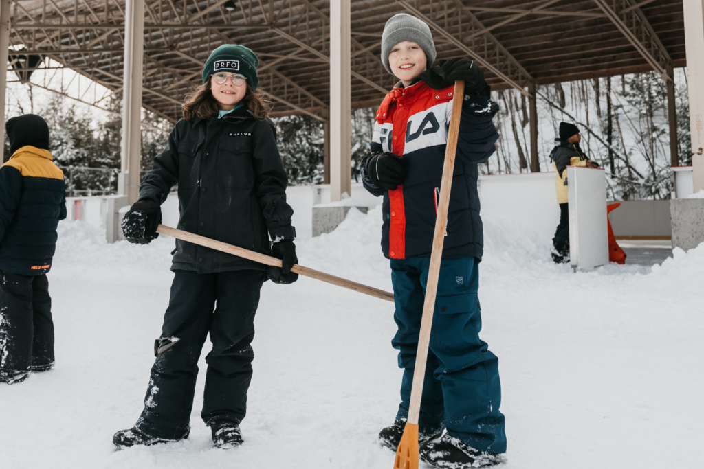 enfants sur la patinoire à la Base de plein air Bon départ