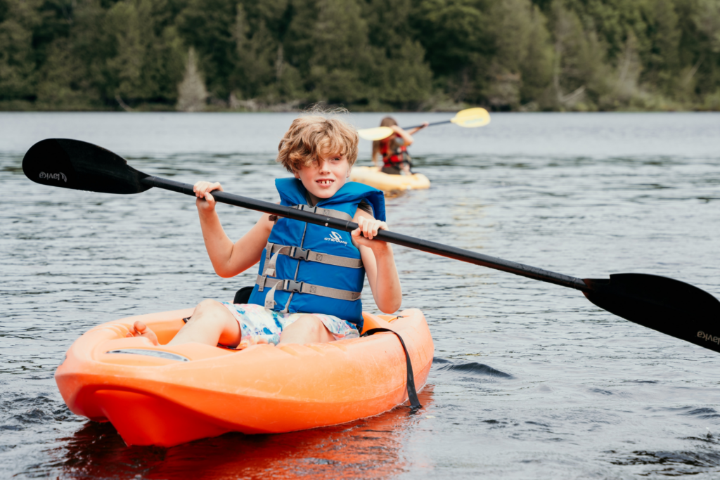 Enfant en kayak à la Base de plein air Bon départ