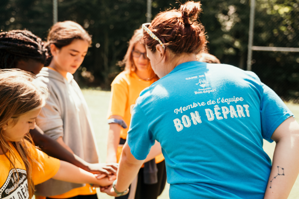 Monitrices et jeunes sur le terrain à la Base de plein air Bon départ