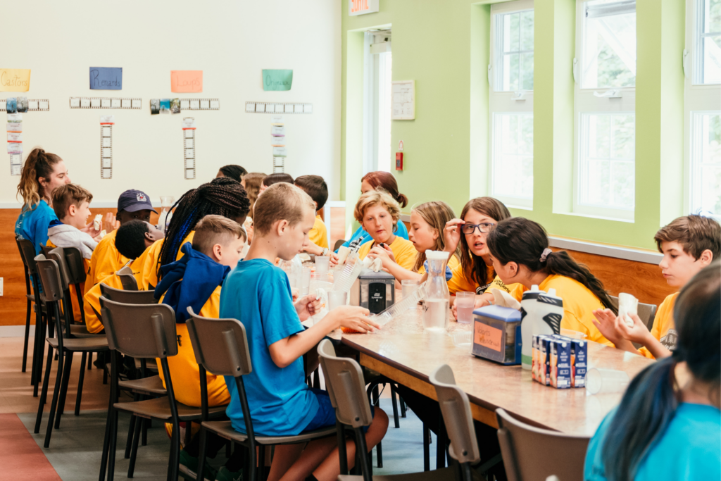 Enfants à la cafétéria à la Base de plein air Bon départ