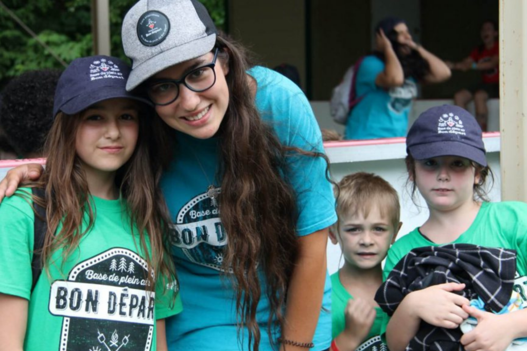 Monitrice et enfants à la Base de plein air Bon départ