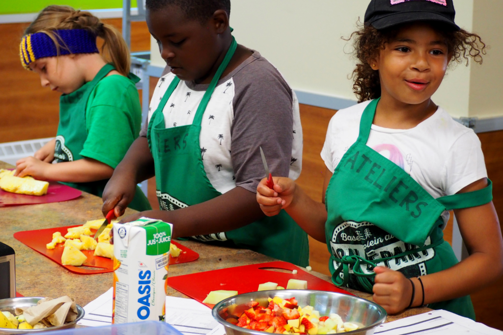 Enfants dans un atelier de cuisine à la Base de plein air Bon départ