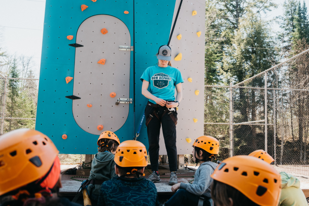 Enfants à la tour d'escalade pendant la corvée printanière 2023 à la Base de plein air Bon départ